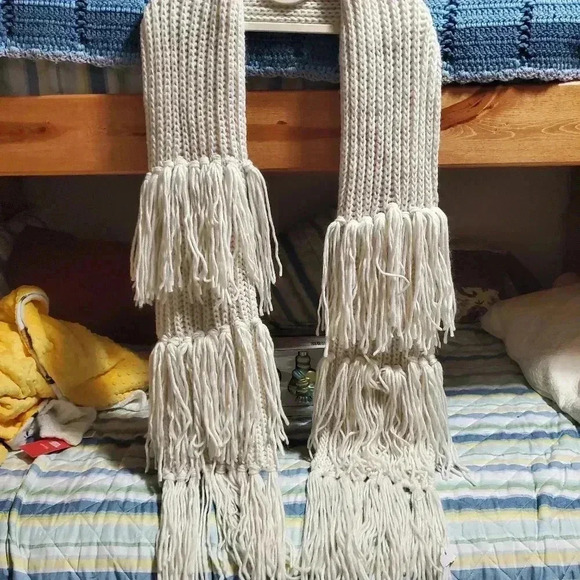Long scarf with many tassels - Picture 2 of 7